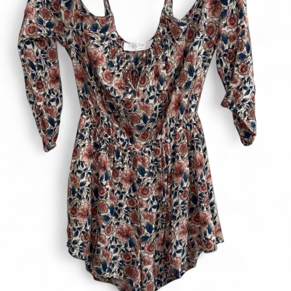 ASTR The Label Floral Romper Size Medium Excellent Condition